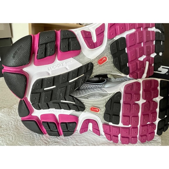 Nike Zoom Womens Silver/Pink Sneakers 6.5 NWT - Picture 7 of 8